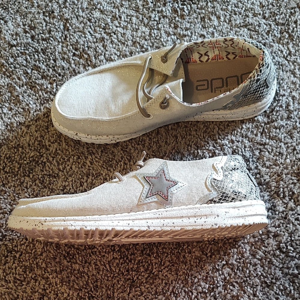 Women's Sz 9 Hey Dude Snake Skin Back Sparkly Beigh Star Wendy Rodeo Star